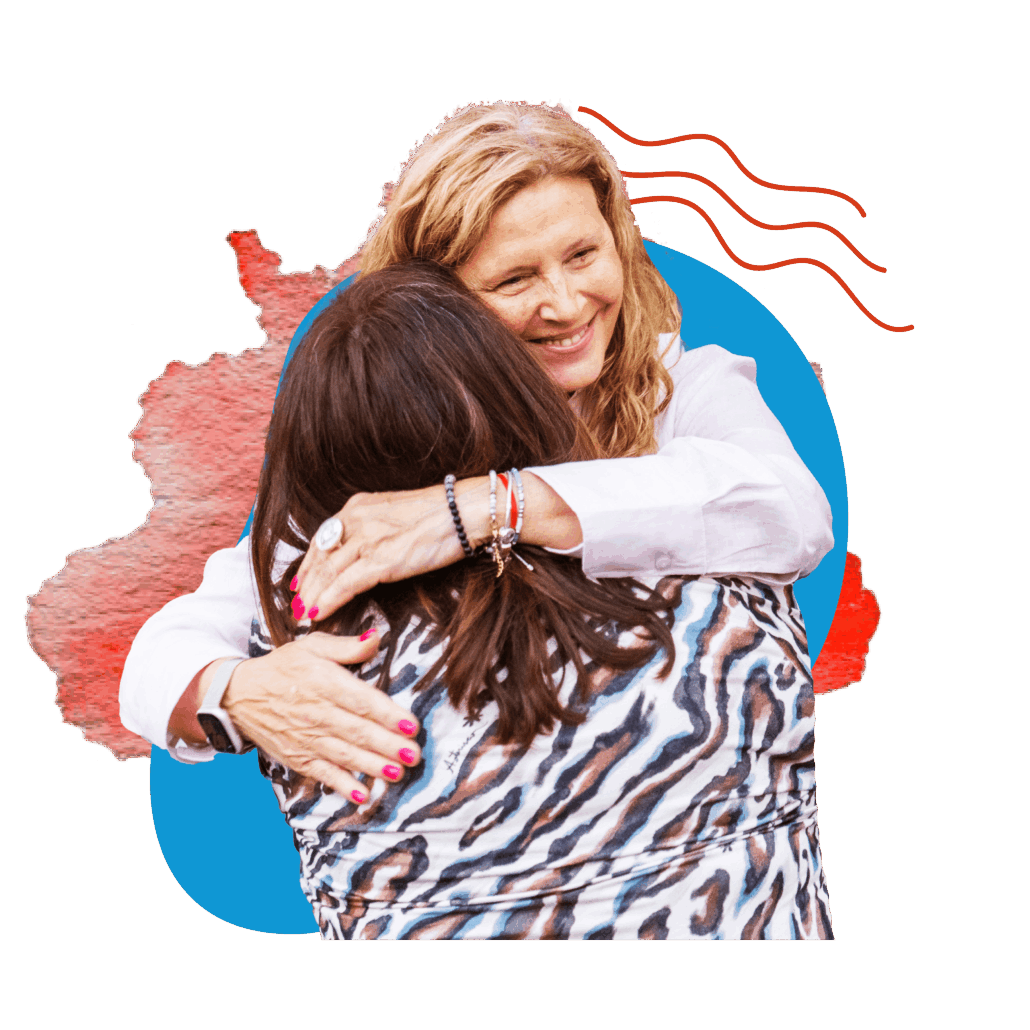 Gabriela Pedrali abrazando a una mujer