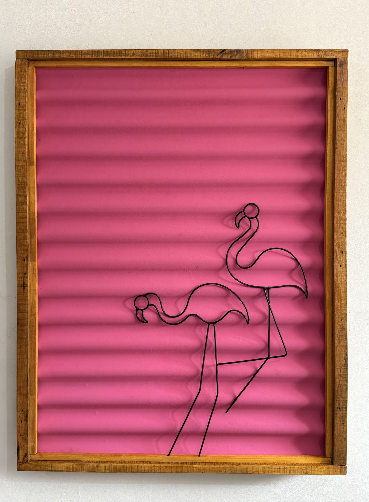 Obra de Carlos Agüero de la serie “De Colores”: flamencos sobre chapa rosa