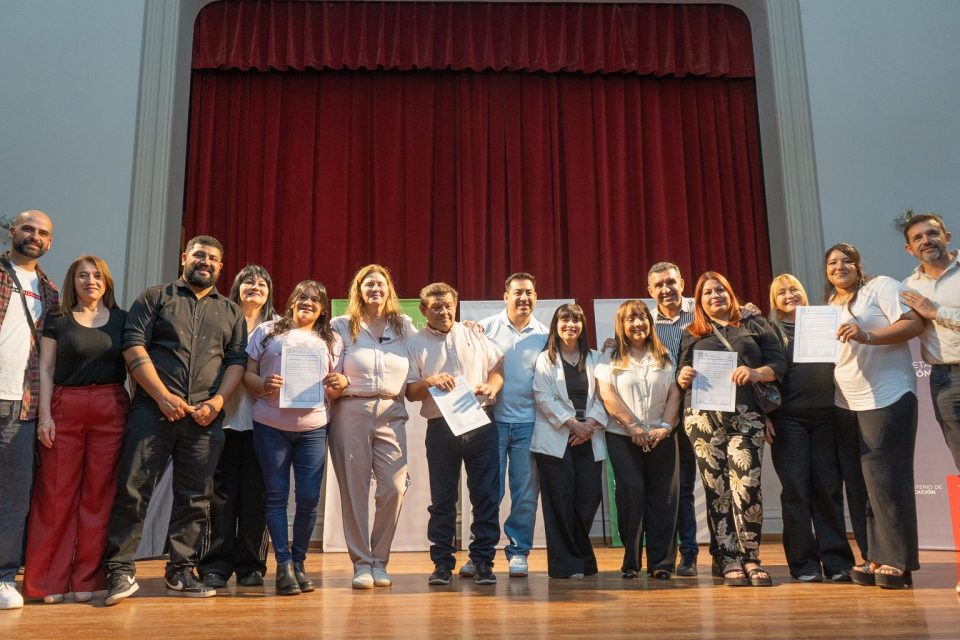 Entrega de certificados y nuevas oportunidades educativas entre el Plan Angelelli y Educación