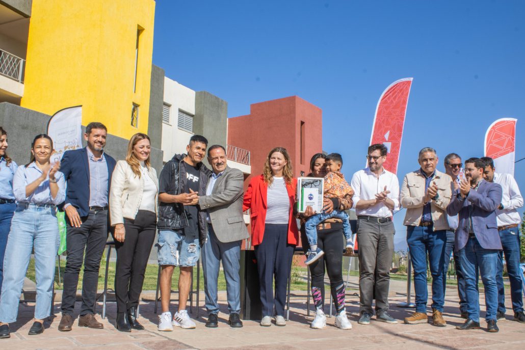 El gobernador Quintela entregó 40 viviendas en altura del Plan Angelelli en el barrio Francisco II (foto 3)