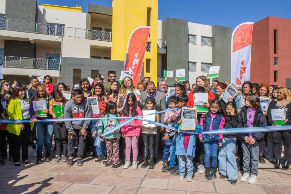 El gobernador Quintela entregó 40 viviendas en altura del Plan Angelelli en el barrio Francisco II