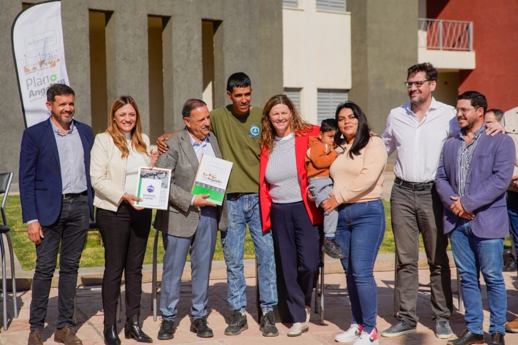 El gobernador Quintela entregó 40 viviendas en altura del Plan Angelelli en el barrio Francisco II
