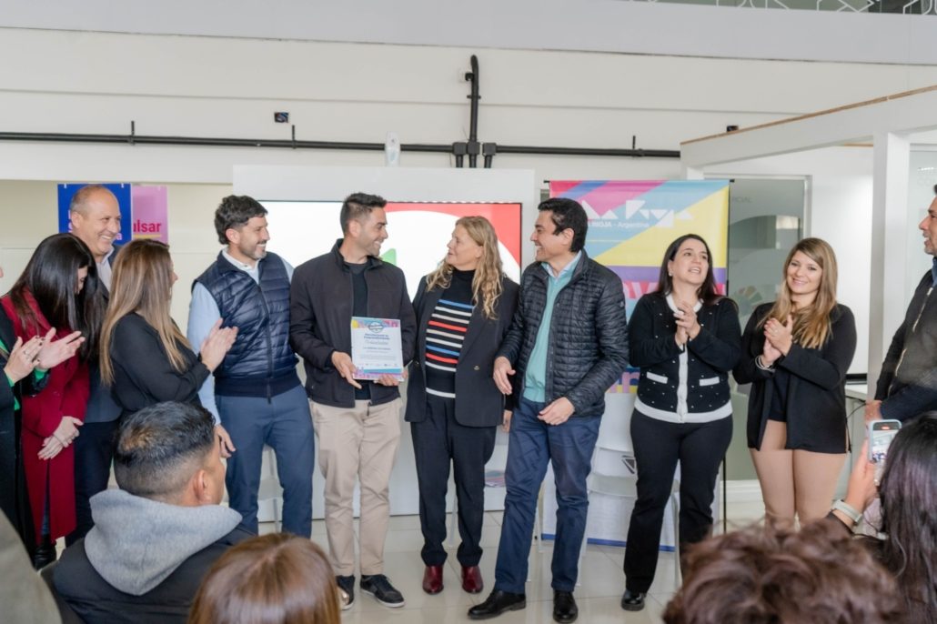 Se entregaron los primeros créditos de «Revoluciona tu Emprendimiento»