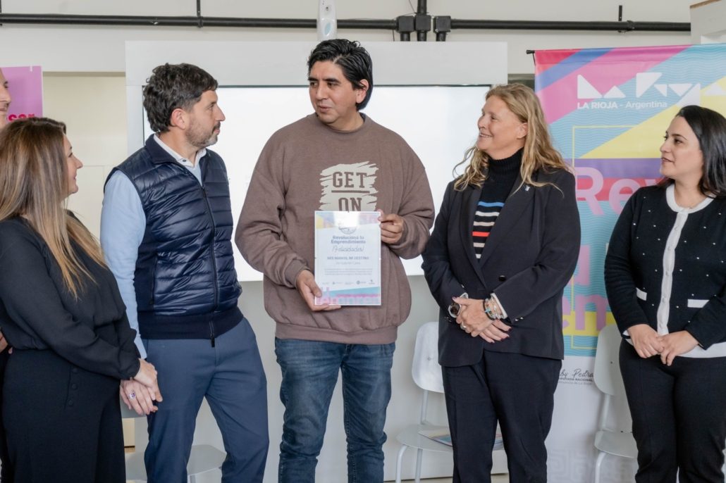 Se entregaron los primeros créditos de «Revoluciona tu Emprendimiento» (foto 3)