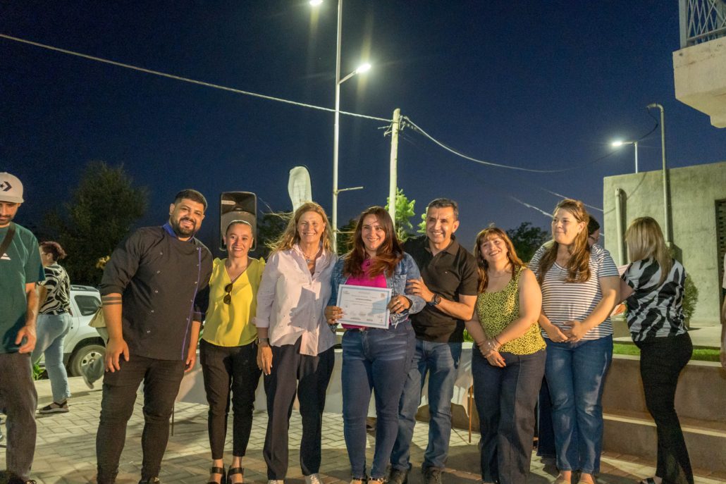 PRIMERAS EGRESADAS Y EGRESADOS DEL AULA TALLER MÓVIL DE GASTRONOMÍA EN EL B° FRANCISCO II (foto 3)