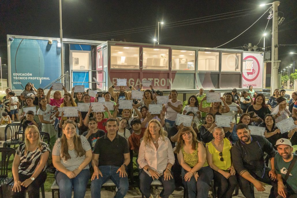 PRIMERAS EGRESADAS Y EGRESADOS DEL AULA TALLER MÓVIL DE GASTRONOMÍA EN EL B° FRANCISCO II