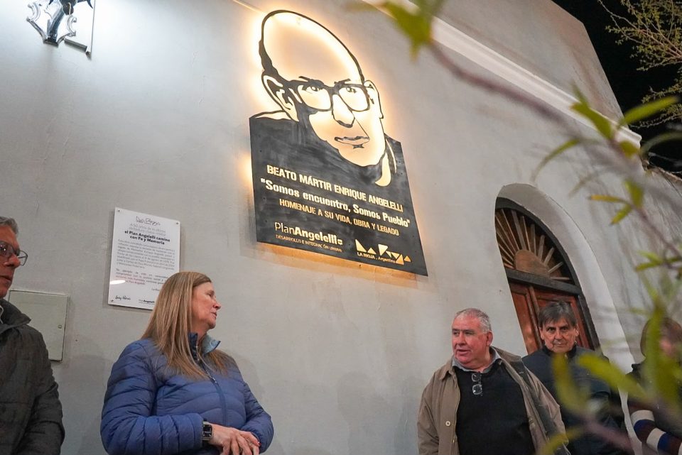 QUEDÓ INAUGURADA EN GUANDACOL UNA NUEVA IMAGEN DE ANGELELLI FORJADA EN HIERRO