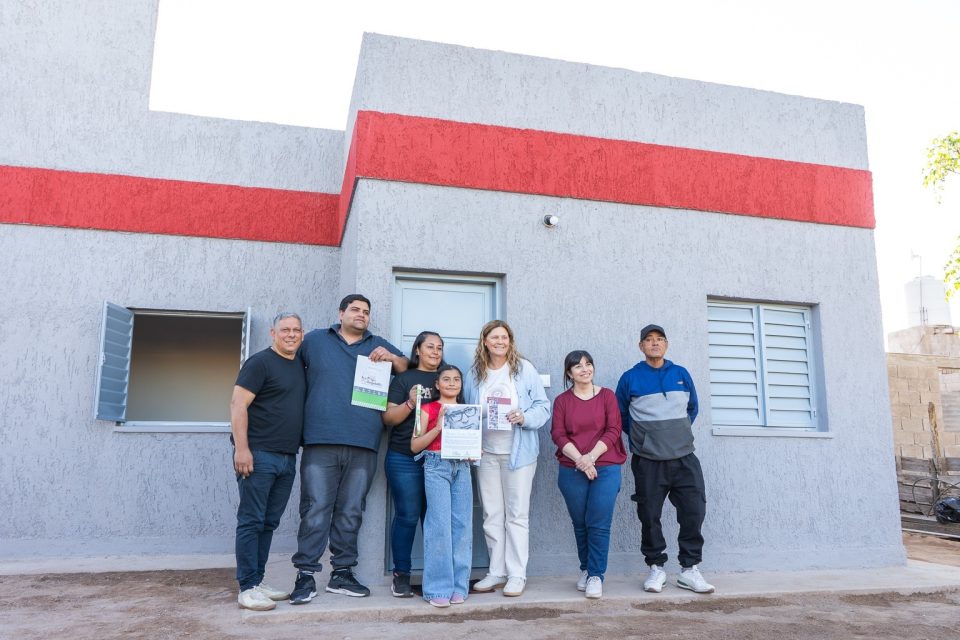 Gaby Pedrali entregó una nueva vivienda del Plan Angelelli para una familia del barrio Santa Bárbara
