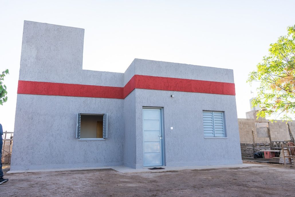 Gaby Pedrali entregó una nueva vivienda del Plan Angelelli para una familia del barrio Santa Bárbara
