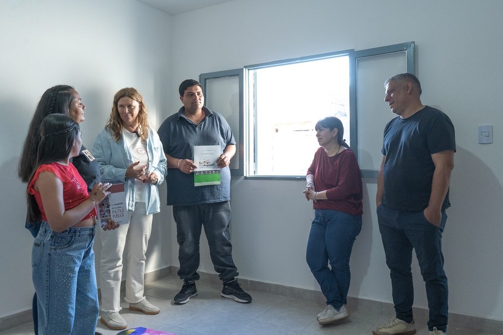 Gaby Pedrali entregó una nueva vivienda del Plan Angelelli para una familia del barrio Santa Bárbara (foto 4)