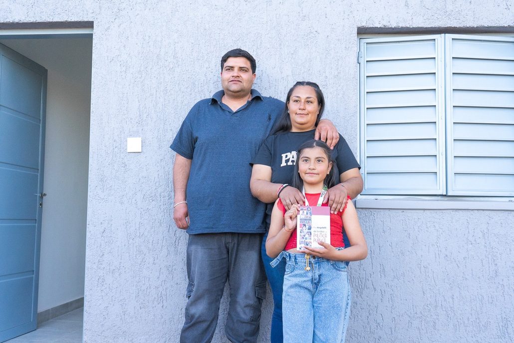 Gaby Pedrali entregó una nueva vivienda del Plan Angelelli para una familia del barrio Santa Bárbara (foto 3)